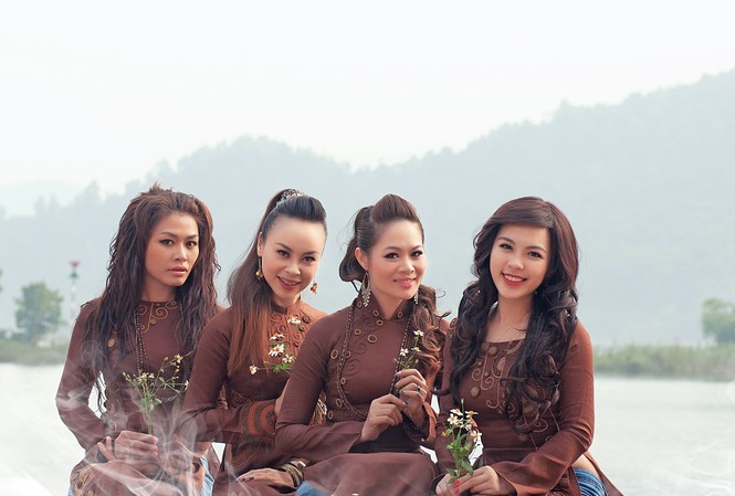 Mặt trời đỏ huyền ảo áo dài giữa hồ Núi Cốc Mặt trời đỏ huyền ảo áo dài giữa hồ Núi Cốc