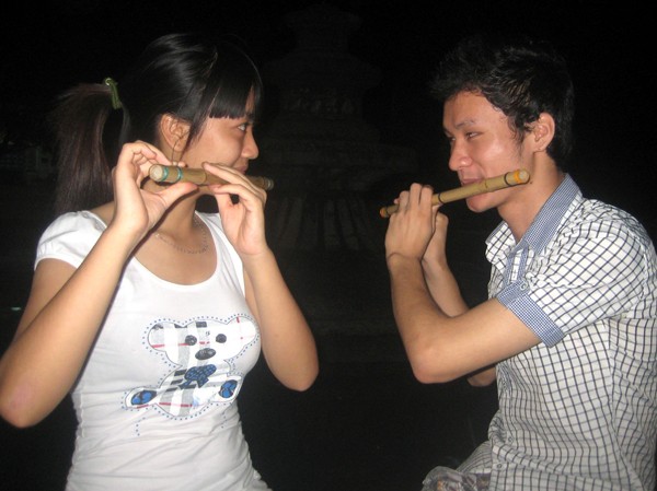 Sinh viên mê sáo trúc Thổi sáo và giao lưu kết bạn. Ảnh: D.N