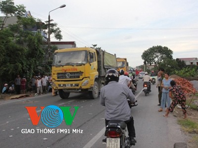 Húc đuôi container, thiếu nữ chết thảm Húc đuôi container, thiếu nữ chết thảm