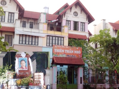 Bé 1 tuổi tử vong tại nhà trẻ do nhồi máu phổi Trường mầm non tư thục Thiên thần nhỏ và di ảnh của cháu Hương