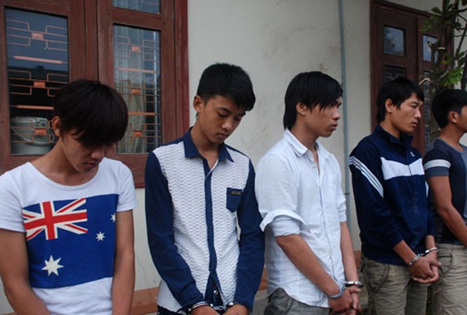 Hai băng hỗn chiến, đánh chết người đi ăn khuya Hai băng hỗn chiến, đánh chết người đi ăn khuya