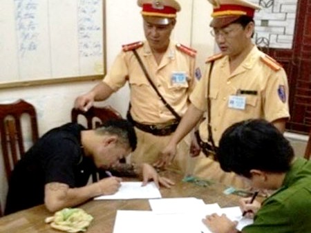 Bắn nhau ở vũ trường, kháng cự CSGT khi trốn chạy Qua lời khai ban đầu, Xuân khai nhận cùng Nguyễn Hữu Trung đã gây án tại TP Vinh