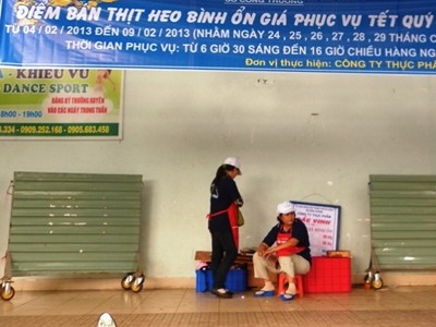 Tiểu thương “xua” hàng bình ổn Tết Tiểu thương “xua” hàng bình ổn Tết