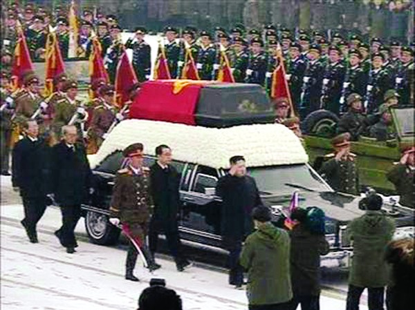 Tang lễ nhà lãnh đạo Kim Jong-il cử hành dưới tuyết rơi Người kế tục Kim Jong-un (thứ 5 từ trái) đi cạnh quan tài cha. Ảnh: Reuters