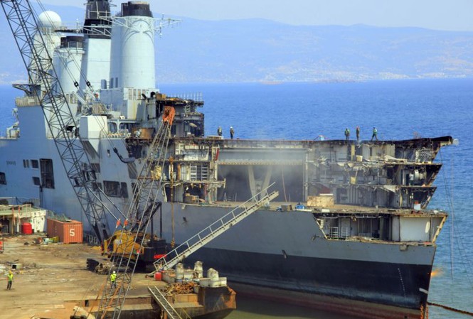 'Xẻ thịt' tàu sân bay làm... vỏ lon và lưỡi dao cạo Chiến hạm khổng lồ HMS Ark Royal bị "xẻ thịt"