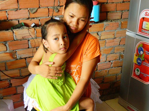 Phụ huynh tố cô giáo đánh bầm mắt bé mầm non Cháu bé vẫn chưa thể đến trường vì sợ