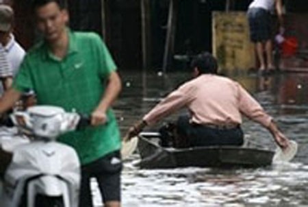 Hà Nội sắm thuyền máy đi trên phố Hà Nội sắm thuyền máy đi trên phố