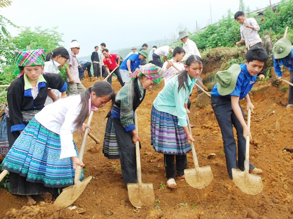 Sức trẻ ở tỉnh nghèo Làm đường nông thôn