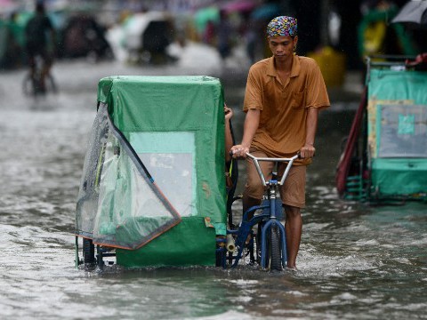 Mưa lớn ở Philippines, 19 người thiệt mạng Đường phố Manila, Philippines ngập trong nước. Ảnh chụp hôm 23/9