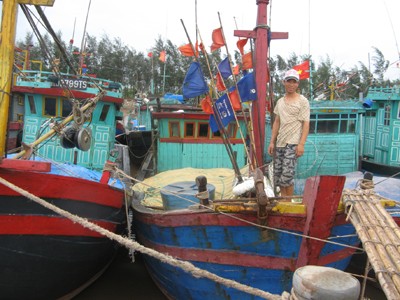 Ngư dân đang tự mò giữa biển Ngư dân đang tự mò giữa biển