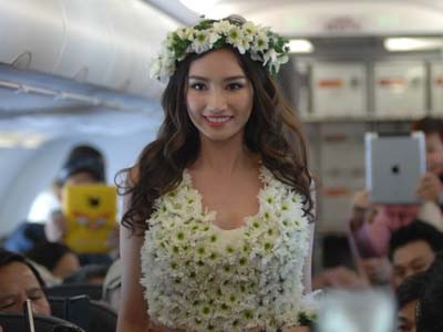 Múa bikini bốc lửa trên máy bay VietJetAir Múa bikini bốc lửa trên máy bay VietJetAir