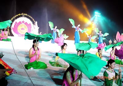 Lễ hội Làng Sen </em> Lễ hội làng Sen năm 2005