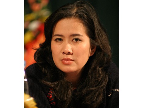 Trong đám đông thiếu một anh hùng Trong đám đông thiếu một anh hùng