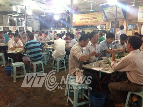 Quán bia hơi Hà Nội hốt bạc ngày nắng nóng Quán bia hơi Hà Nội hốt bạc ngày nắng nóng