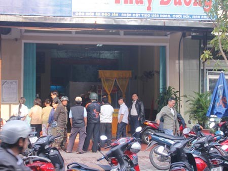 Một phụ nữ bị điện giật chết khi đang tắm Một phụ nữ bị điện giật chết khi đang tắm