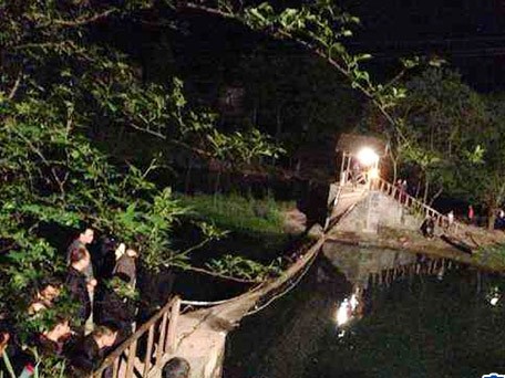 Trung Quốc: Giải cứu du khách vụ lật cầu treo Hiện trường vụ lật cầu treo ở Trung Quốc
