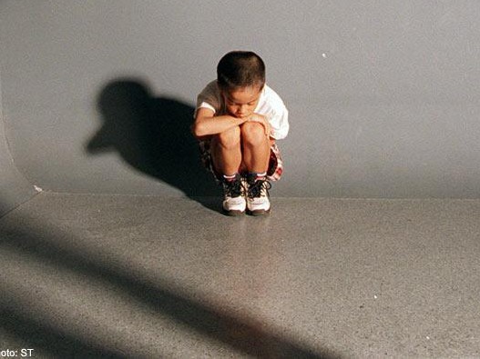 Cha bỏ rơi, con ở với... cô giáo Cha bỏ rơi, con ở với... cô giáo