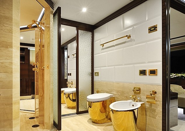 Toilet mạ vàng trên siêu du thuyền 400 tỉ Toilet mạ vàng trên siêu du thuyền 400 tỉ