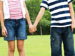 Chiếc áo lệch khuy tố con gái 12 tuổi 'ăn vụng' Chiếc áo lệch khuy tố con gái 12 tuổi 'ăn vụng'