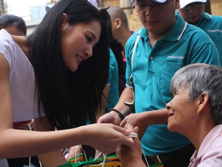 Người đẹp Hương Giang đồng hành cùng Tết An Bình Người đẹp Hương Giang đồng hành cùng Tết An Bình