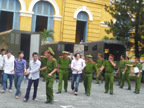 Đề nghị tù chung thân kẻ 'chặt tay cướp xe SH' Đề nghị tù chung thân kẻ 'chặt tay cướp xe SH'