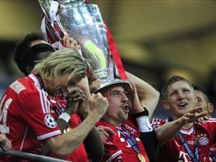 Sao Bayern ôm cúp Champions League đi ngủ Sao Bayern ôm cúp Champions League đi ngủ
