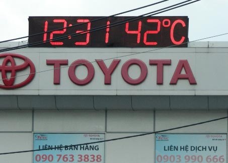 TP HCM: Vật vã giữa nắng nóng 42 độ C TP HCM: Vật vã giữa nắng nóng 42 độ C