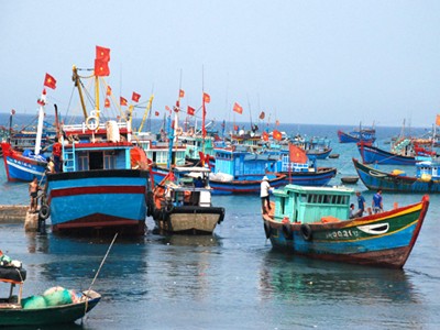 Đảo Lý Sơn đã có tàu tiếp nhiên liệu cho phương tiện trên biển Tàu của ngư dân đảo Lý Sơn chuẩn bị ra khơi. Ảnh: VNEXPRESS