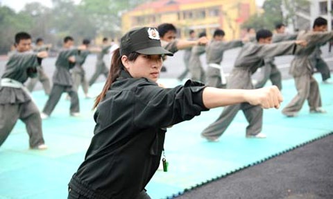 Nữ giáo đầu của cảnh sát đặc nhiệm Nữ giáo đầu của cảnh sát đặc nhiệm