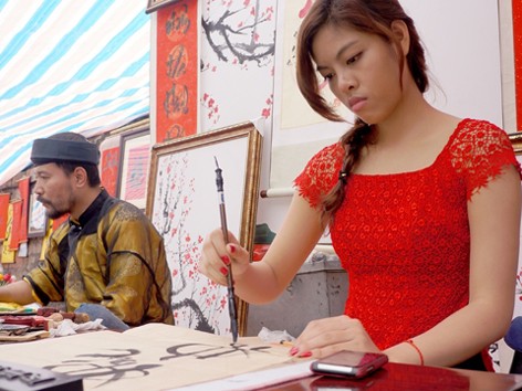 'Bà đồ' xinh đẹp thảo chữ đầu năm 'Bà đồ' xinh đẹp thảo chữ đầu năm