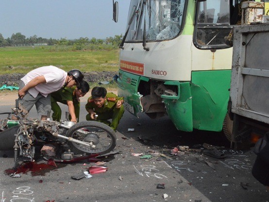 Tông vào xe buýt, hai anh em chết thảm Tông vào xe buýt, hai anh em chết thảm