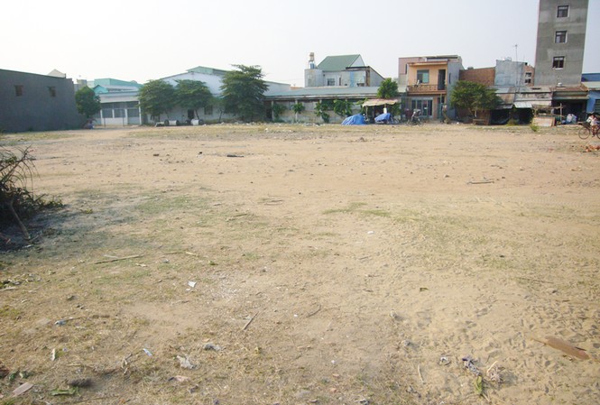 Doanh nghiệp chê nhà ở xã hội: Vì lời ít, thủ tục nhiêu khê Sau 3 năm lo thủ tục, dự án nhà thu nhập thấp của bà Thê vẫn là bãi đất trống