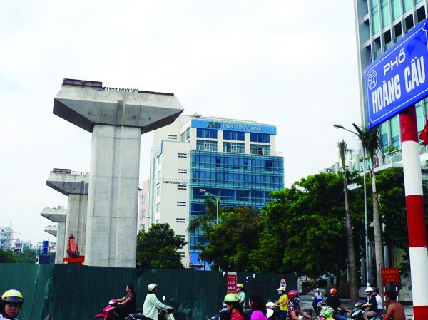 Kiểm soát chất lượng chưa chặt, đường sắt đô thị thiếu an toàn Tuyến ĐSĐT Cát Linh - Hà Đông được nhận định là phá vỡ cảnh quan và không an toàn. Ảnh: T.Đ