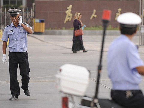 Trung Quốc: Bạo động Tân Cương, 16 người chết Cảnh sát Trung Quốc tuần tra ở Kashgar, Tân Cương
