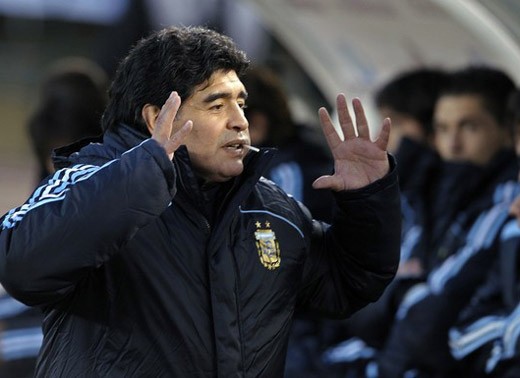 Xe của Maradona đụng phải phóng viên Xe của Maradona đụng phải phóng viên