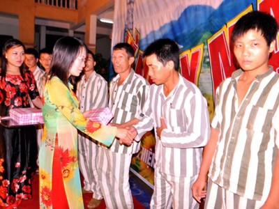Phạm nhân kể chuyện đời mình Đại diện Tỉnh Đoàn Lạng Sơn trao quà cho phạm nhân Ảnh: D.C