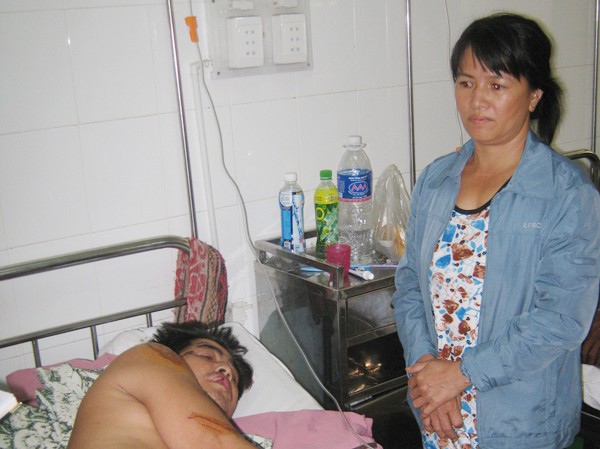 Trưởng Công an xã dùng súng đánh người Trưởng Công an xã dùng súng đánh người
