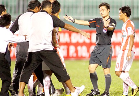 V-League: Bạo lực tăng, khán giả giảm V-League: Bạo lực tăng, khán giả giảm