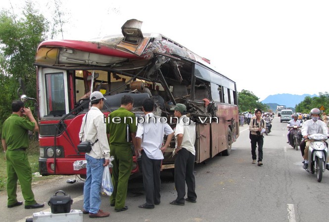 Tai nạn thảm khốc, 11 người thương vong Phần đầu xe khách bị đâm nát làm 11 hành khách bên trong thương vong. Ảnh: Ngọc Văn