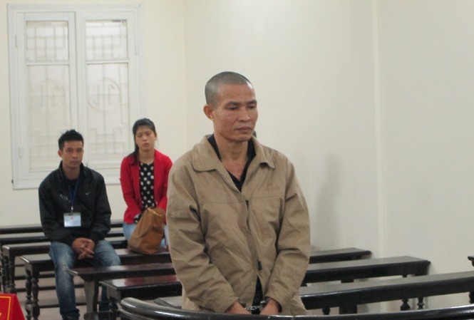 Đi tù suốt đời vì 'xách' 5 bánh ma túy Bị cáo Dũng trong phiên xử sáng nay