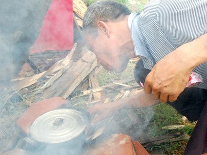 Những người cha sống trong cống, nhặt cỏ thuê nuôi con Những người cha sống trong cống, nhặt cỏ thuê nuôi con