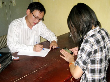 Cô gái bị lột áo, đánh ghen không phải là nữ sinh? Cô gái bị lột áo, đánh ghen không phải là nữ sinh?