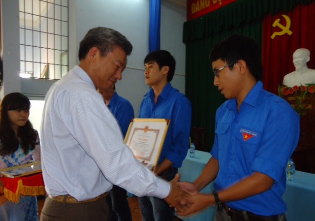 Khen thưởng 4 SV dũng cảm cứu người Khen thưởng 4 SV dũng cảm cứu người