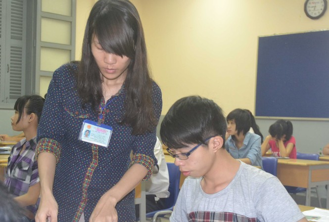 Nhiều thí sinh vẫn mang điện thoại vào phòng thi Nhiều thí sinh vẫn mang điện thoại vào phòng thi