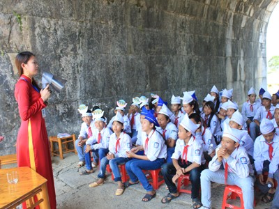 Học sinh khám phá Thành nhà Hồ Học sinh khám phá Thành nhà Hồ