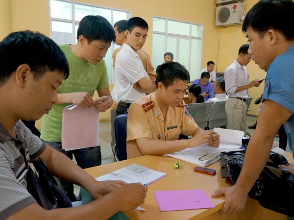 Chưa xử phạt 'xe không chính chủ' đang lưu thông Người dân đến làm thủ tục sang tên chính chủ tại Phòng CSGT CA thành phố Hà Nội