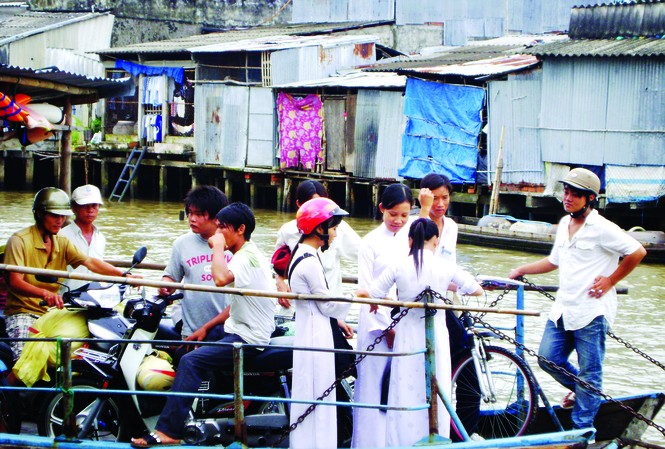 Thi tốt nghiệp THPT 2010: Gian nan chuẩn bị Thuyền là phương tiện chủ yếu giúp sĩ tử vùng sông nước bước vào mùa thi