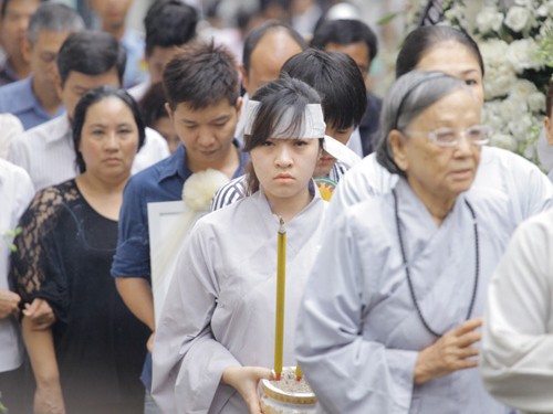 Mẹ và em gái ngất xỉu trước linh cữu Wanbi Tuấn Anh Mẹ và em gái ngất xỉu trước linh cữu Wanbi Tuấn Anh