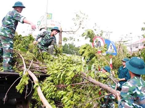Vợ đẻ, con dại vẫn trực bão, 'chống trời' giúp dân Vợ đẻ, con dại vẫn trực bão, 'chống trời' giúp dân