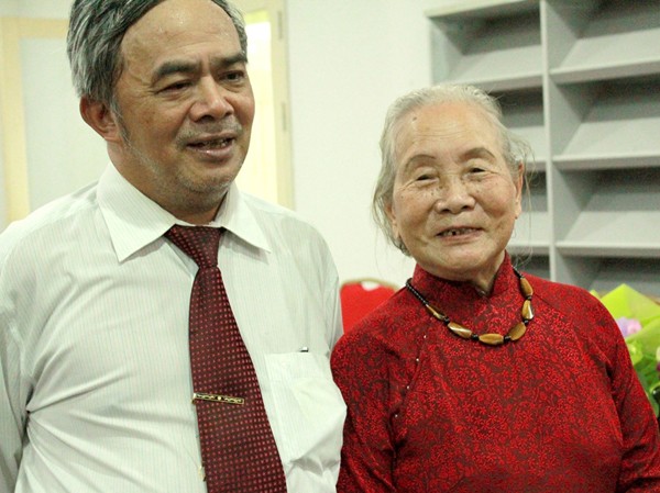 “Nhật ký Đặng Thùy Trâm” tiếng Nga: Bản dịch đặc biệt Dịch giả Lê Văn Nhân và bà Doãn Ngọc Trâm. Ảnh: Mi Ly